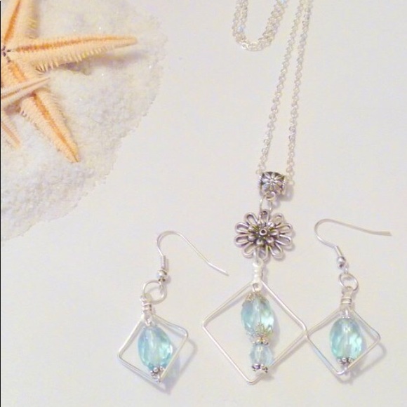 Baby blue beaded geometric necklace earrings set - Picture 3 of 4